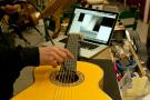 Caméra d'inspection à l'intérieur de la guitare